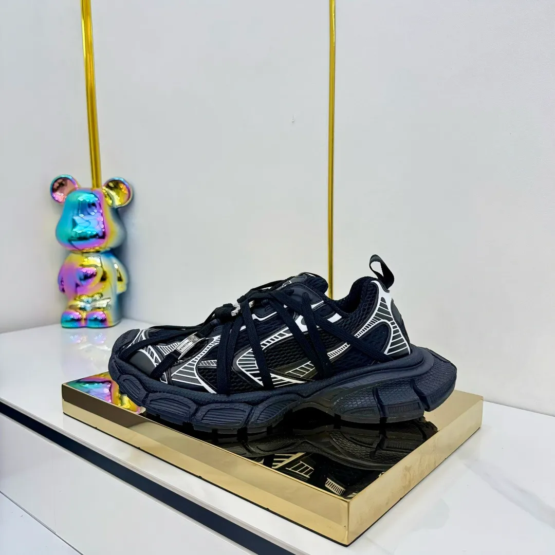 👟👟Ex-factory price 820👟👟 Balenciaga Balenciaga's latest popular 9th generation 3XL Sneaker Spider-Man series, couple's dad shoes, original purchase, development and production. Balenciaga 3XL Sneaker's overall shoe shape draws on the creative ideas of Balenciaga Track and Balenciaga Runner. It is equivalent to removing the outer frame of the Track shoe body while inheriting the streamlined shape and shape of the Runner. Track flat toe, new color matching, the entire shoe body is integrated into the spider binding shoelace design decoration, the exaggerated shape is more prominent. Fabric: original customized imported technical fabric + mesh inner lining: original customized breathable mesh lining. Outsole: original molded 5-layer ultra-light MD combination rubber sole. Bottom thickness: 5CM. Size: 35-45. Original packaging.